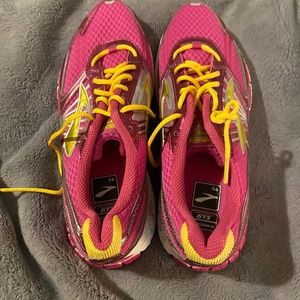 Girls Brooks GTS
